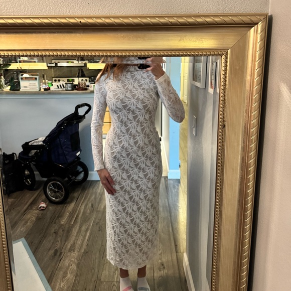 Elegant White Lace Dress - Picture 5 of 6